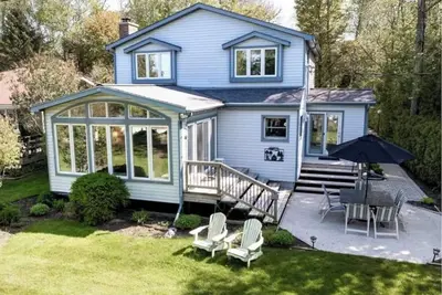 Image de Relax with the whole family at this peaceful cottage in Point Clark, Ontario.