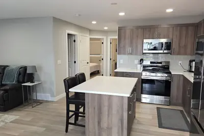 Image de New! 2 Bedroom Ground Floor Unit With Parking, Separate Entrance. Full kitchen.