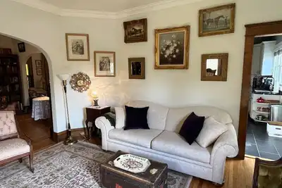 Image de Vintage Haus - Cheerful, Elegant, Old World Modern