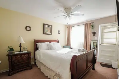 Cozy 2-bedroom split level with WiFi, Ac &  close to everything-Brooklyn