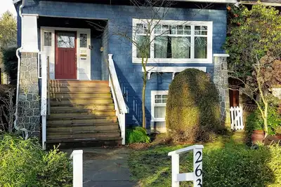 Image de The Blue House with the Red Door in Kitsilano