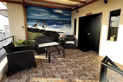 Image de Modern w/Balcony Apt, 5min away From Sea!