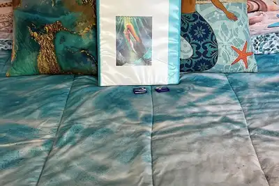 Image de Cottage retreat by the sea with a mermaid theme