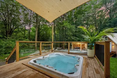 Image de Woodland Retreat 4-Bedroom with Hot Tub, Fire Pit, and Woodstove
