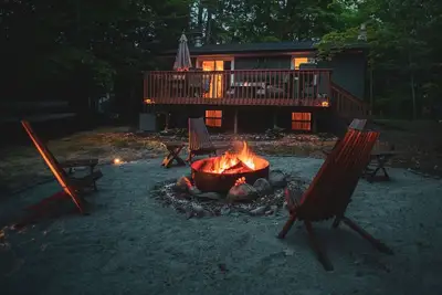 Image de The Sasquatch Shores Lake Front Cabin