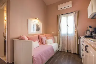 Image de Appartement 'No 5 One Bedroom Symi Nautilus' avec vue sur la mer, Wi-Fi et climatisation