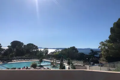 Image de Bungalow 'Taos Vue L'ile D'Or' avec vue sur mer, piscine partagée et climatisation