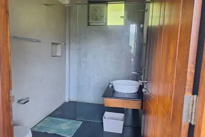 Image de Beautifully designed, 5 bed rooms with private washrooms villa. . .