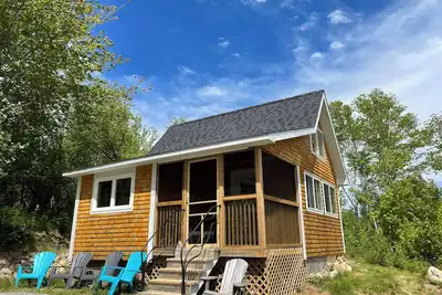 Image de Bright and charming cabin on the Cabot Trail overlooking St. Ann’s bay.