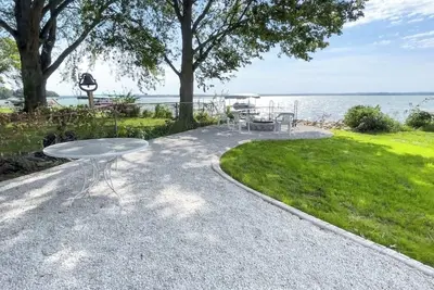 Image de \"Sunnyside & Magnolia\", A peaceful lakeside getaway - Under New Mgmt in 2025!