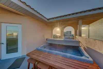 Image de 5 Story Townhome, Private Elevator, Hot Tub, Breathtaking Views, Steps to Beach