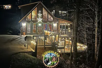 Image de By Dollywood! King Beds, Hot Tub, Arcade, Fire Pit, Fast WiFi, Ev Charger, Clean