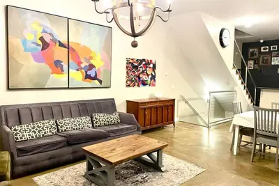 Image de Cozy 2-bedroom Southside townhome walkable to downtown