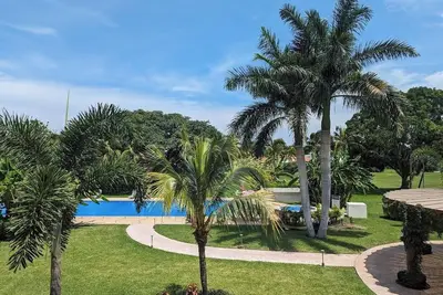 Image de Modern 2-Bedroom, 2. 5-Bath Condo with Stunning Views & Prime Location