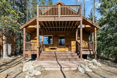Image de Quiet, Cozy, Private 3br Cabin w/ Hot Tub & Wi-Fi