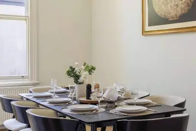 Image de Prime Location | Stylish 5 Bedroom House with Pool