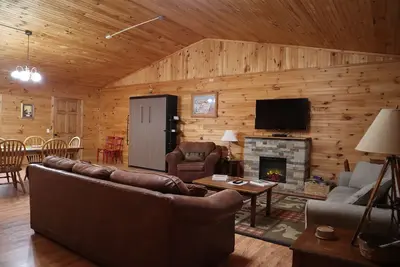 Image de Spacious and Accessible 2 Br Cabin in Duffield, Va near Devil's Bathtub
