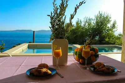 Image de Appartement de deux chambres prés de la plage Pisak, Omis (A-23884-a)