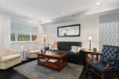 Image de South Philly meets New Zealand -vibrant Passyunk townhouse