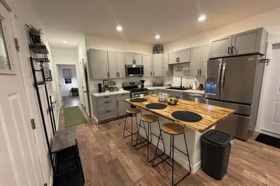 Image de New guesthouse with king bed, lots of amenities, & close to town