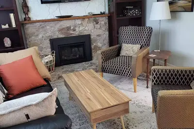 Image de Private 2 bedroom suite 5 minutes to the Alex Fraser Bridge.