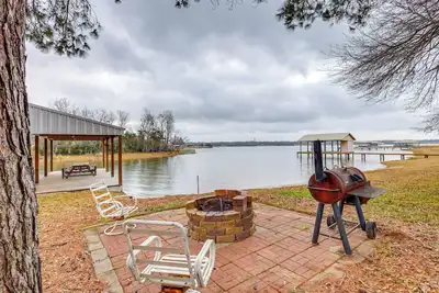 Image de Dock, Decks & Views: Lakefront Cottage