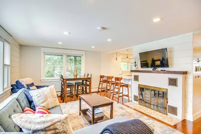 Image de Walk to Beach: Jamestown Home w/ Bridge Views!