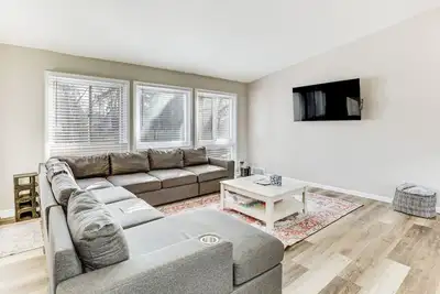 Image de 4 Mi to Zoo & Dtwn Akron: Home w/ Game Room!