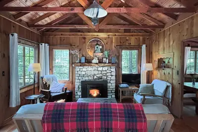 Image de Cozy vintage cabin with fireplace near hot spring