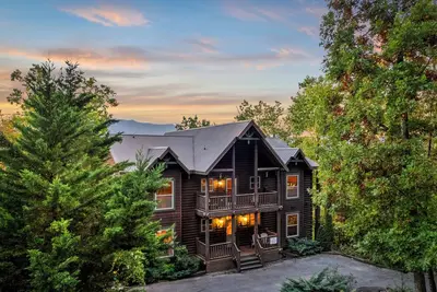 Image de 100 Guests | Blackthorn: Sister Smokies Homes | Luxury Mountain Retreat