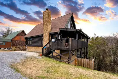 Image de Hot Tub + Game Loft | Located in Douglas Lake Resort | Mountains are Calling