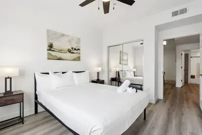 Image de CozySuites Glendale  - Westgate with pool! 08