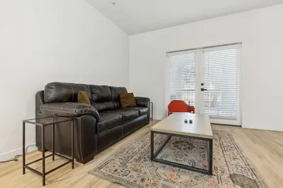 Image de CozySuites Glendale by the stadium with pool! 29