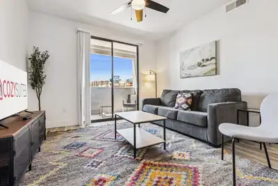 Image de CozySuites Glendale  - Westgate with pool! 09