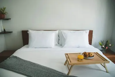 Image de Fully equipped kitchen, high-speed internet, comfy king-size and 2 twin beds, and two TVs, Located just a 3-minute walk from the new U. S. Embassy.