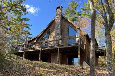 Image de Relaxing, luxury lakefront getaway - game room, firepit & deck - close to skiing