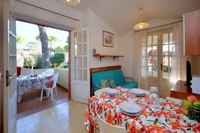 Image de Maison lumineuse avec balcon et piscine