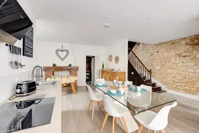 Image de Maison moderne, en pierre avec terrasse pour 6