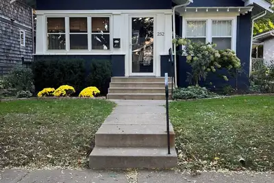 Image de Spacious 4-bedroom 2-bathroom house in charming Minneapolis neighborhood