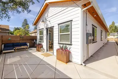 Image de Luxurious cottage in Historic Old Town Folsom with WiFi, Ac