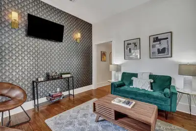 Image de Chic Retreat in Savannah’s Victorian District by Lucky Savannah