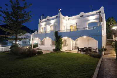 Image de Villa Mare Nostrum Sounio\n\nSerenity and privacy refuge.