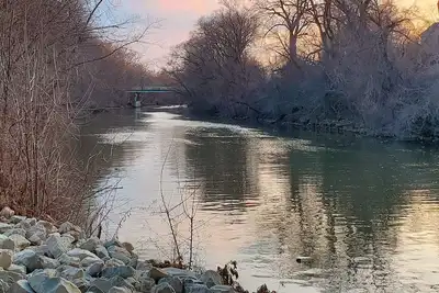 Image de Light-filled 1bdrm garden apartment on golf course near Northwestern U.