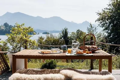 Image de Cozy Lake Villa with Calming Terrace