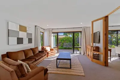 Image de Sunny Family Home on Garden