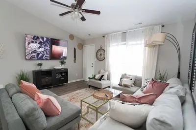 Image de Modern 3 Bedroom with 5 beds, Firepit  only 10 minutes from Uptown Clt