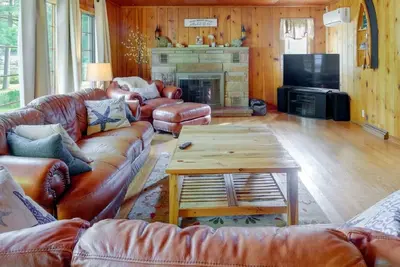 Image de Charming Torch Lake 4-bedroom cottage with WiFi, Ac