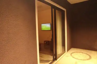 Image de Nuit Calme Avec Air Conditioné, Chauffe Eau Solaire et Purificateur D'eau