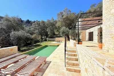 Image de The Green Cottage, 333 steps away from magical Agni Bay