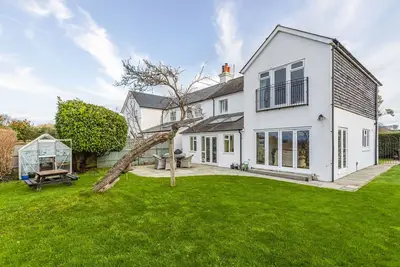 Image de Escape to this spacious four-bedroom retreat
